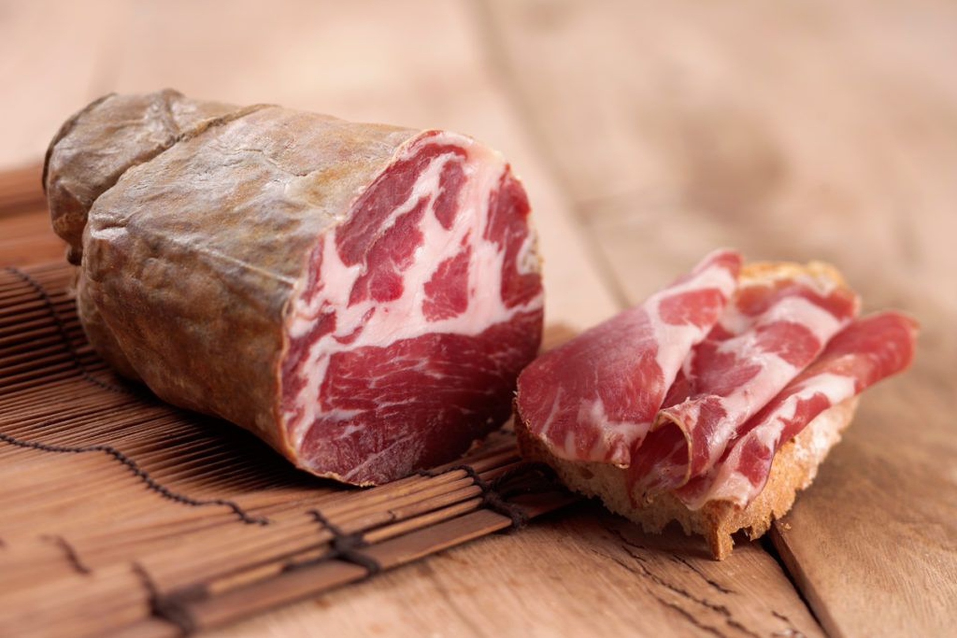 Capocollo di Martina Franca intero e affettato